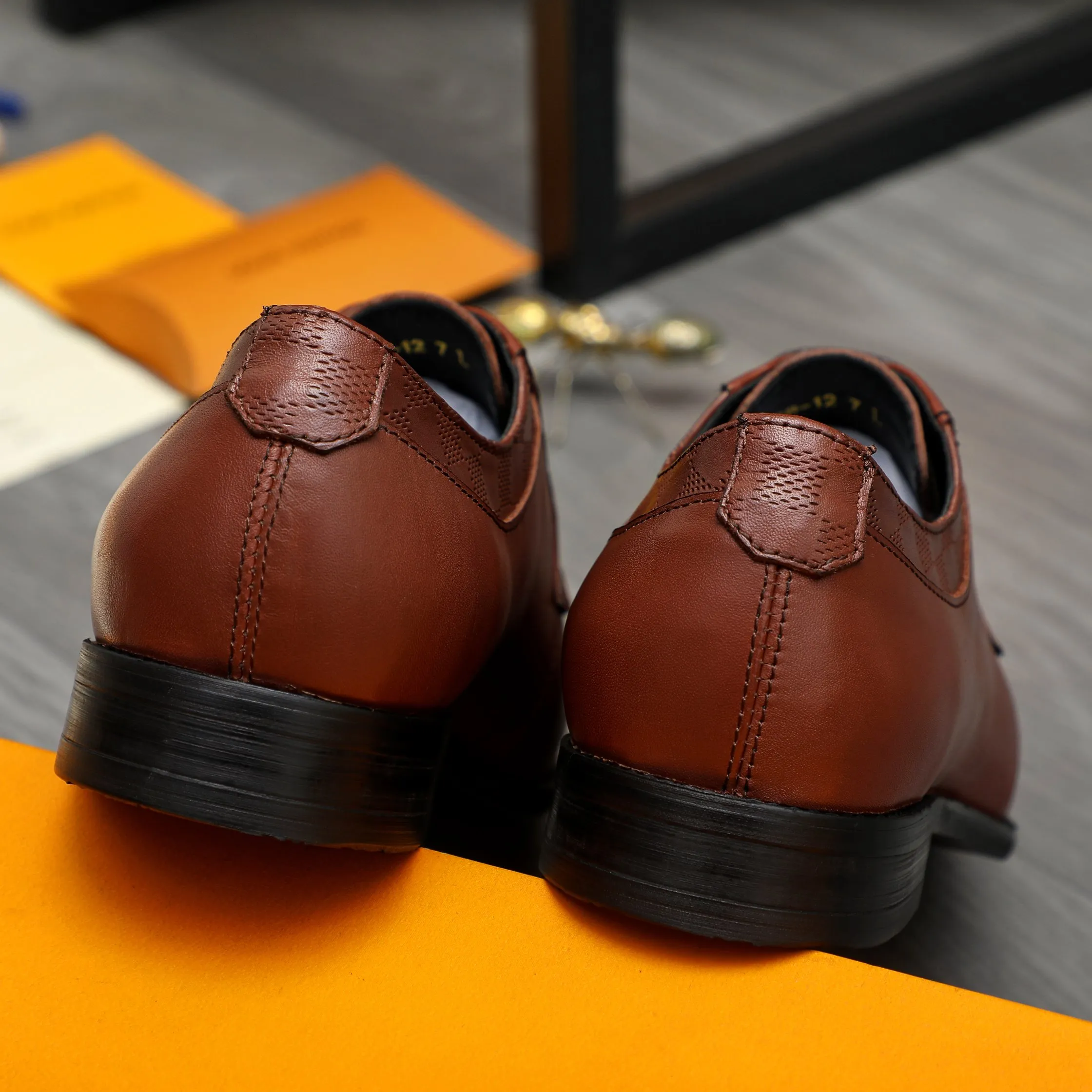 Men's shoes 💰p460 Product trademark: LV (Louis Vuitton) business lace-up leather shoes True size: 39-44 Product material: Selected cowhide stitching classic embossed upper, cowhide lining, original rubber outsole